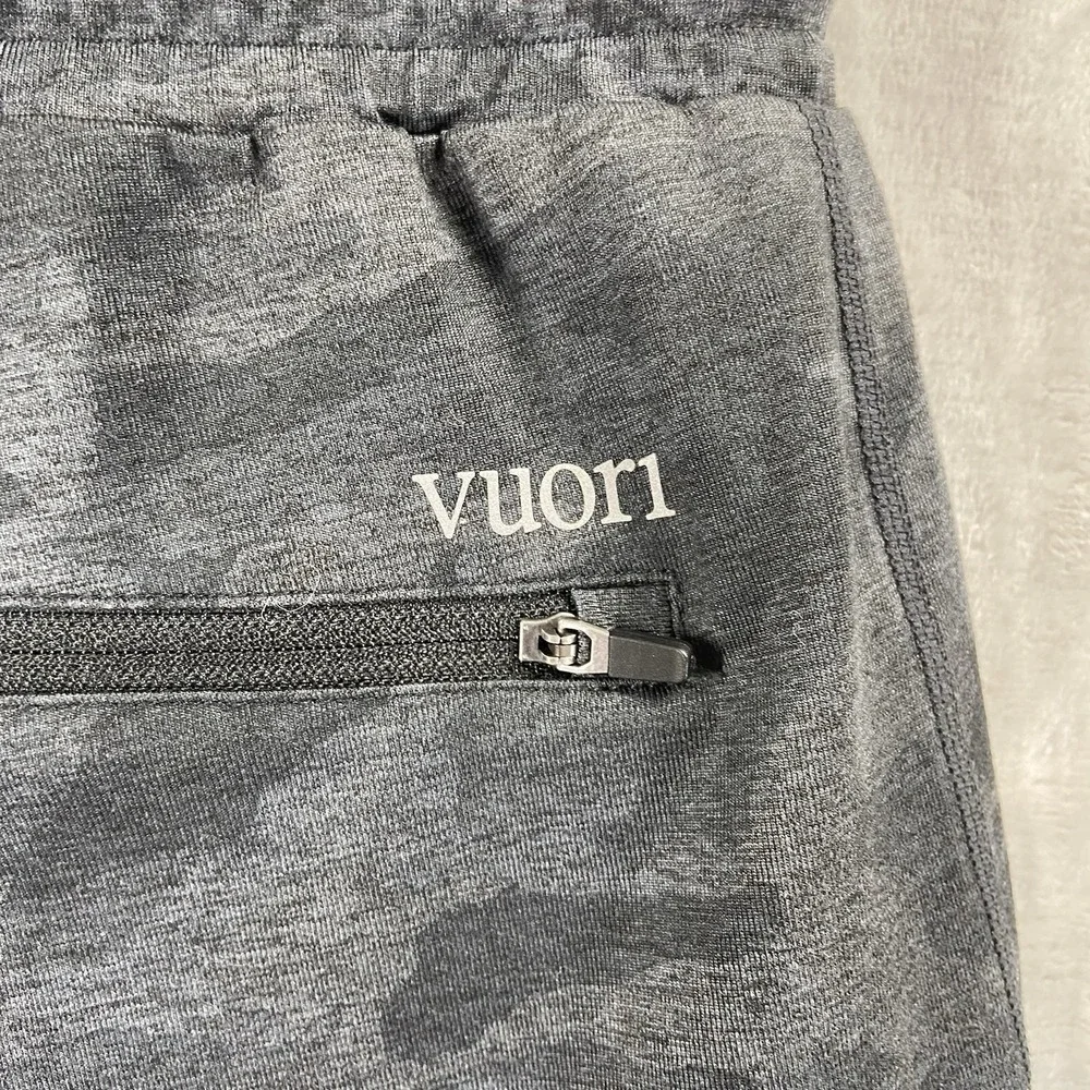 Vuori Pants mens Small 29x29 Sunday Performance Jogger Camo AOP Athletic Tapered